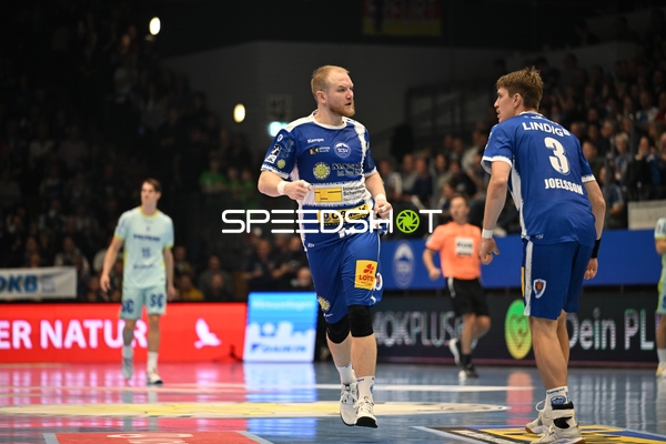 Peter Walz (14; ThSV Eisenach) und Oskar Joelsson (3; ThSV Eisenach) im Gespräch