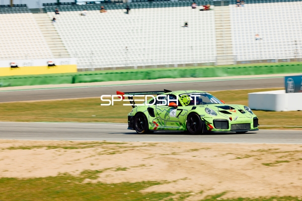 Rennwagen Nummer 7 beim Fahren auf der Rennstrecke