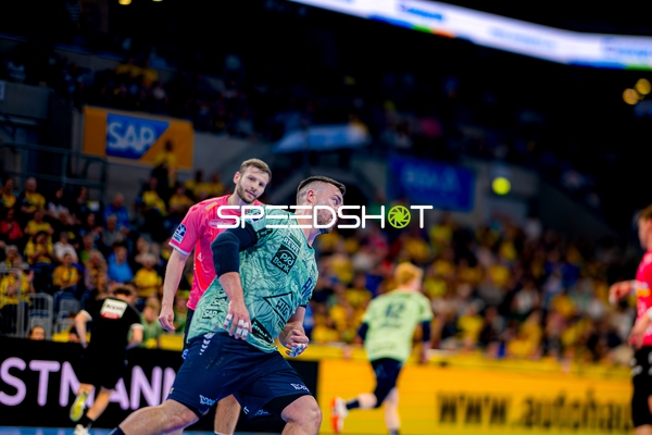 Spieler läuft mit Ball vorbei