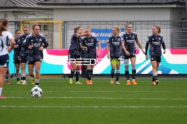 Spieler von Eintracht Frankfurt laufen