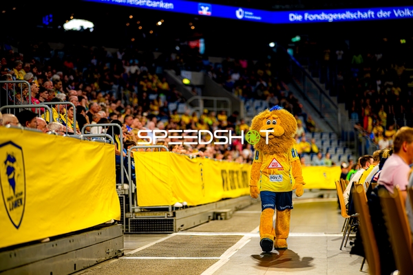 Maskottchen läuft in SAP Arena