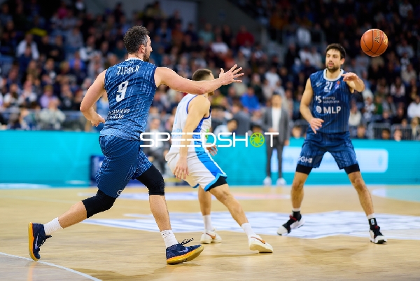 Mateo Seric (21; MLP Academics Heidelberg) mit Pass, Paul Zipser (9; MLP Academics Heidelberg) und Christoph Philipps (10; Frankfurt Skyliners) in Aktion