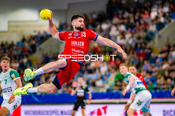 Wurf Juan De la Pena (13;SG BBM Bietigheim) gegen Victor Klöve (7;Frisch Auf Göppingen)