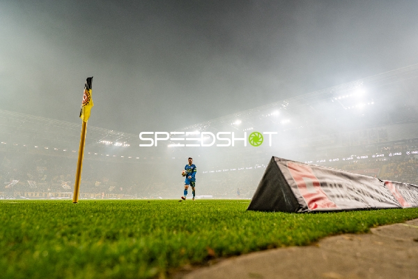 Spieler mit Ball am Rand