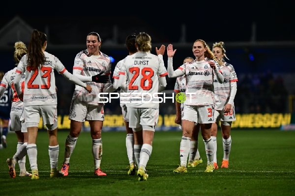 Spielerinnen begrüßen sich