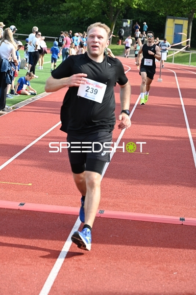 Läufer mit Startnummer 239 auf der Bahn
