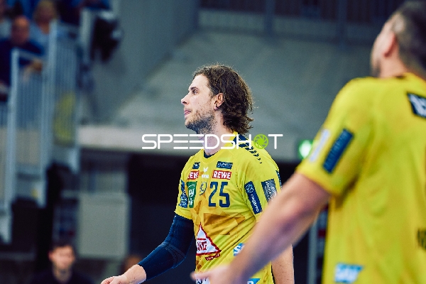 Spieler von Rhein Neckar Löwen auf dem Spielfeld während einer Spielunterbrechung.