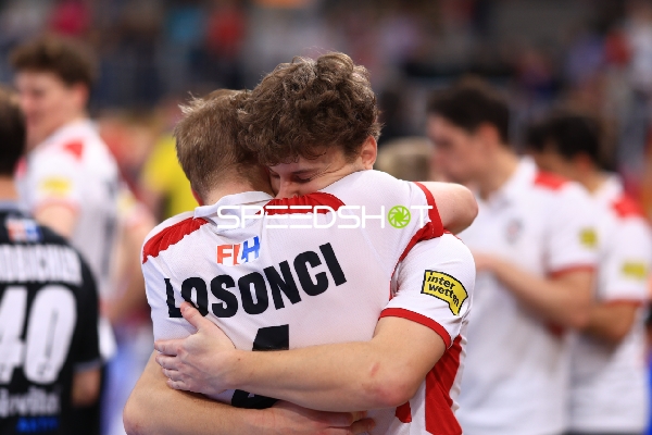 Fülöp LOSONCI (4; Österreich) umarmt Teamkollegen
