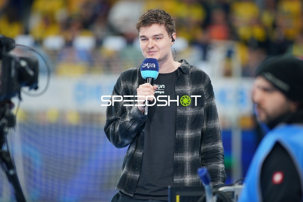 Trainer oder Moderator mit Mikrofon