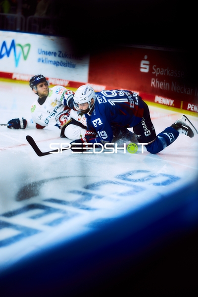 Spieler im Zweikampf auf dem Eis