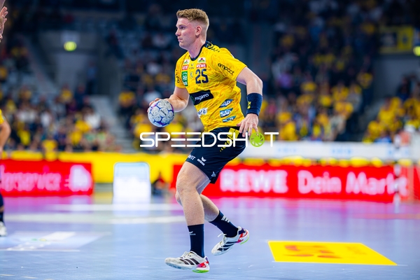 Haukur Thrastarson (25; Rhein Neckar Löwen) wirft