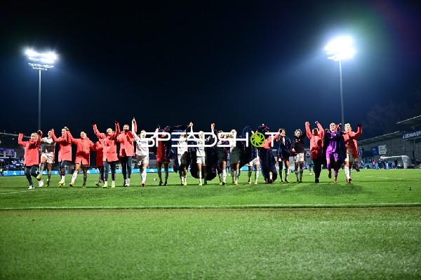 Spielerinnen feiern gemeinsam