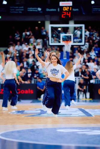 Cheerleader tanzen auf dem Spielfeld