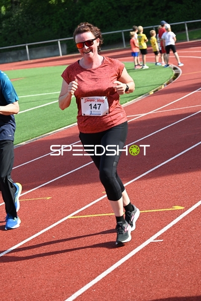 Läuferin mit Startnummer 147 läuft