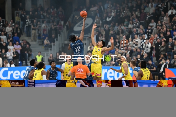 Spielaktion mit Ryan Mikesell (33; MLP Academics Heidelberg) und Nicholas Tischler (11; EWE Baskets Oldenburg)