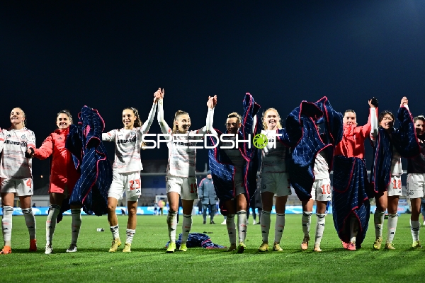 Spielerinnen feiern gemeinsam