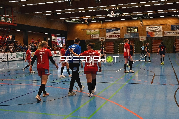 Spielerinnen der Kurpfalz Bären auf dem Feld