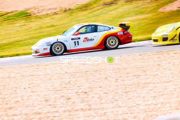 Rennwagen auf Rennstrecke