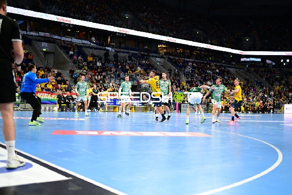 Zweikampf um den Ball mit Haukur Thrastarson (25; Rhein Neckar Löwen)