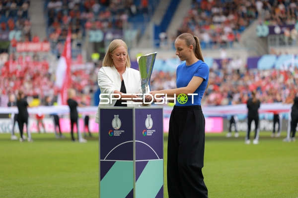 Trophäenübergabe vor Spiel