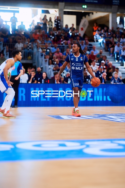 Ballführung DJ Horne (0;MLP Academics Heidelberg), Garai Zeeb (3;Frankfurt Skyliners)