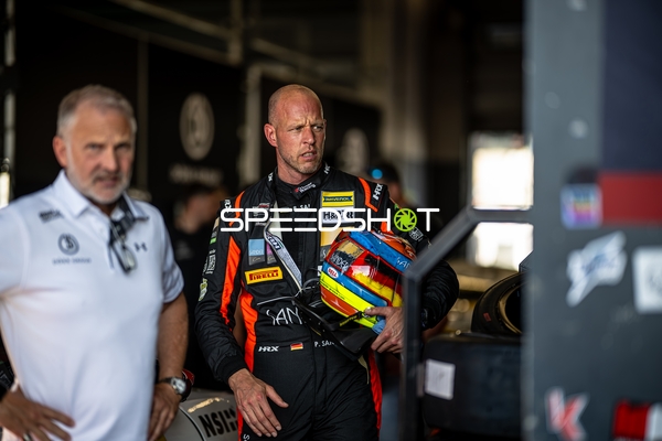 Rennfahrer in der Boxengasse
