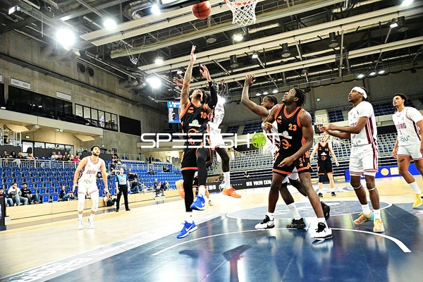 Tre Mitchell (3; JL Bourg Basket) wirft auf Korb