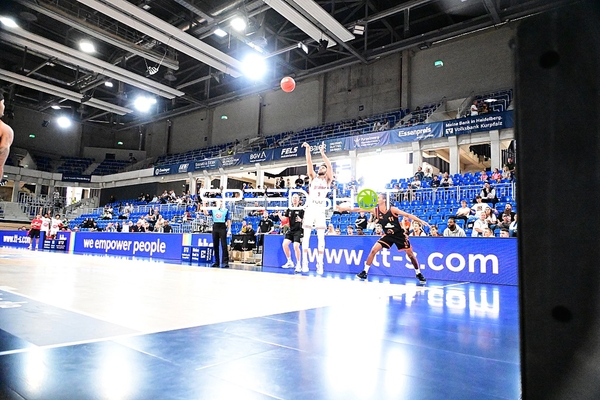 William McDowell-White (9; JL Bourg Basket) wirft auf Korb