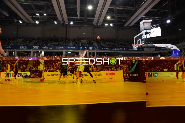 Spielaktion mit Spielern von MLP Academics Heidelberg und Veolia Towers Hamburg