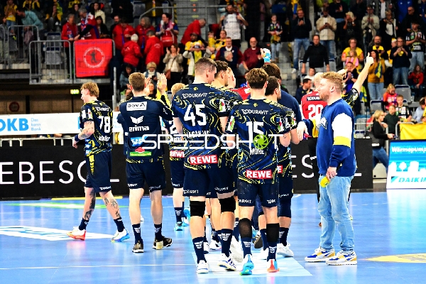 Szene mit Kevin Gerwin (49; Rhein Neckar Löwen) und Teamkollegen