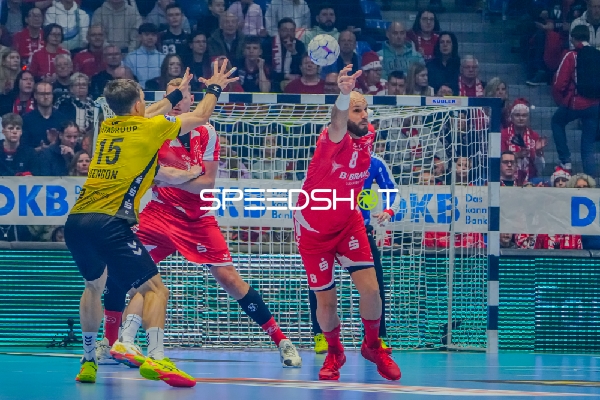 Adrián Sipos (8; MT Melsungen) und Antonio Serradilla Cuenca (15; TVB 1898 Stuttgart) in Aktion