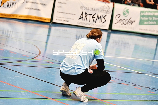 Spieler kniet auf dem Hallenboden