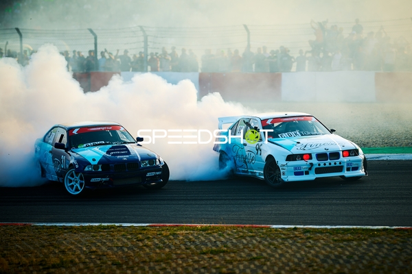 Driftfahrzeuge auf der Rennstrecke