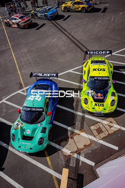 Zwei Porsche in der Boxengasse