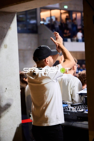 DJ an den Turntables