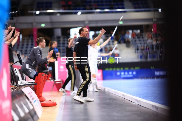 Trainer jubelt an der Seitenlinie