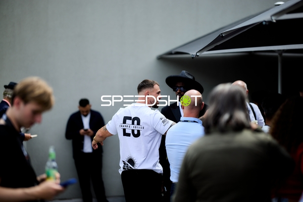 Ringside-Zone Face-Off