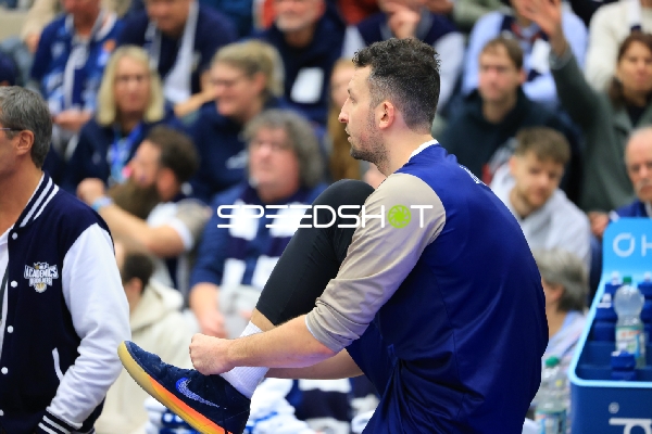 Paul Zipser (9; MLP Academics Heidelberg) am Spielfeldrand