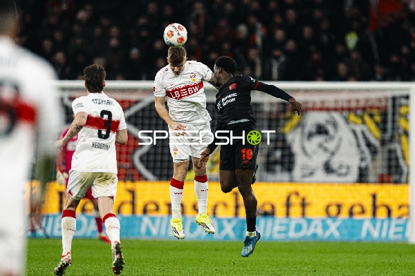 Kopfball-Duell im Strafraum