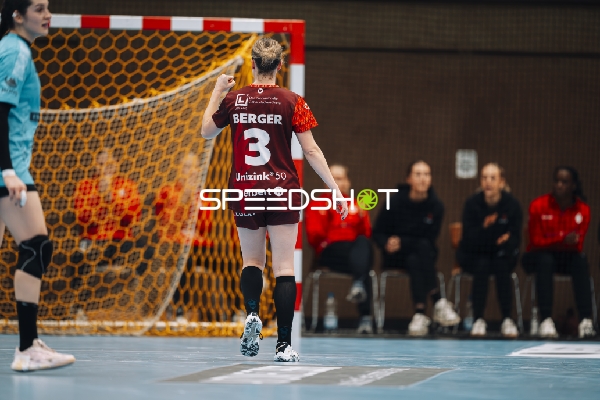 Szene mit Amelie Berger (3; HSG Bensheim/Auerbach) vor Torwart