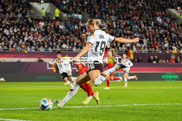 Schuss von Klara Bühl (19; Deutschland)