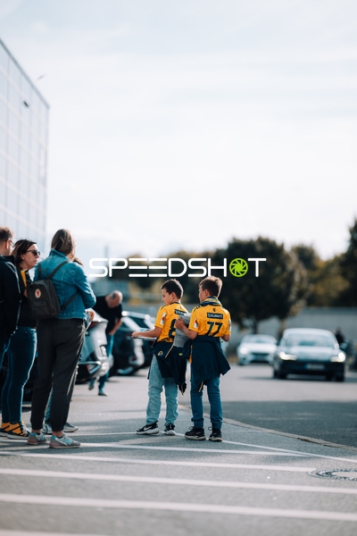 Kinder in Gelb positionieren sich