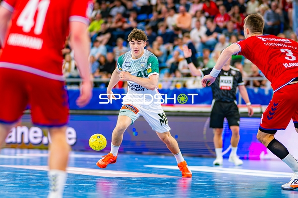 Ballführung Elias Newel (40;Frisch Auf Göppingen) gegen Nikola Vlahovic (3;SG BBM Bietigheim), Till Hermann (41;SG BBM Bietigheim)