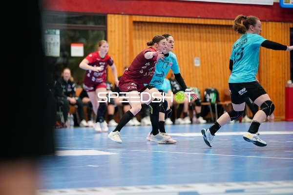 Szene mit Isabell Hurst (5; HSG Bensheim/Auerbach) und Luca Farago (19; Thüringer HC)