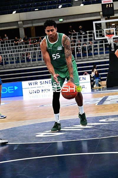 Eli Brooks (55; Gladiators Trier) dribbelt auf dem Court