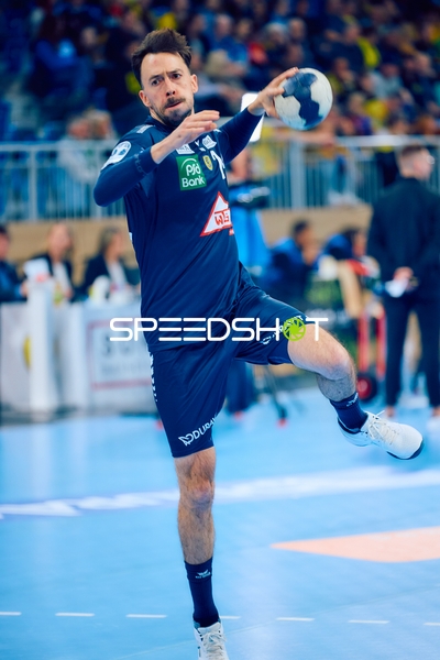 Ein Spieler im blauen Trikot beim Wurf.