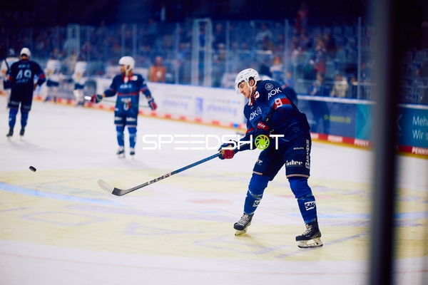 Adler Mannheim Spieler beim Schießen