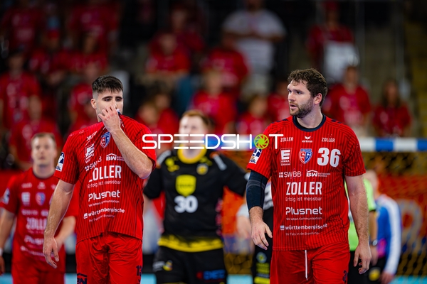 Juan De la Pena (13; SG BBM Bietigheim) und Jonathan Fischer (36; SG BBM Bietigheim) positionieren sich