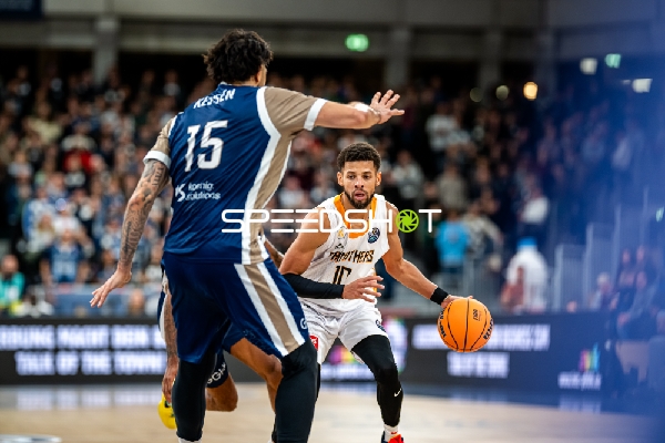 Kendale McCullum (10; Promitheas Patras Vikos Cola) mit Ball