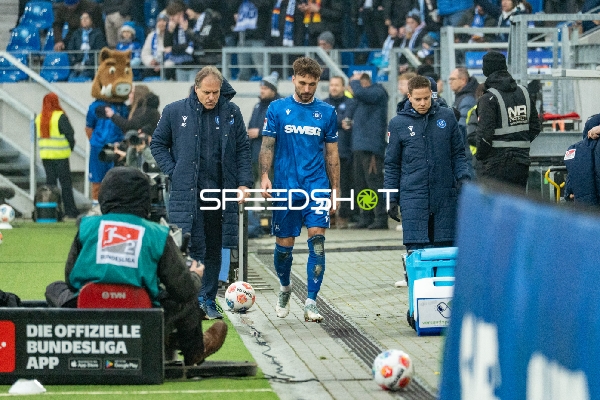 Spieler mit Ball am Rand